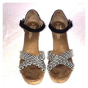 TOMS open toe black and white wedges, sz 9